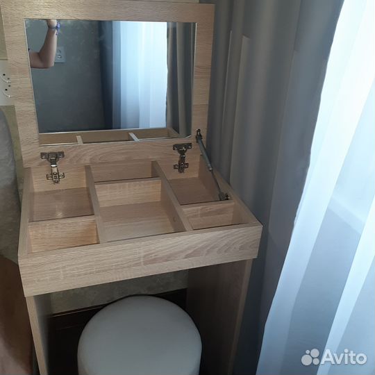 Туалетный столик с зеркалом