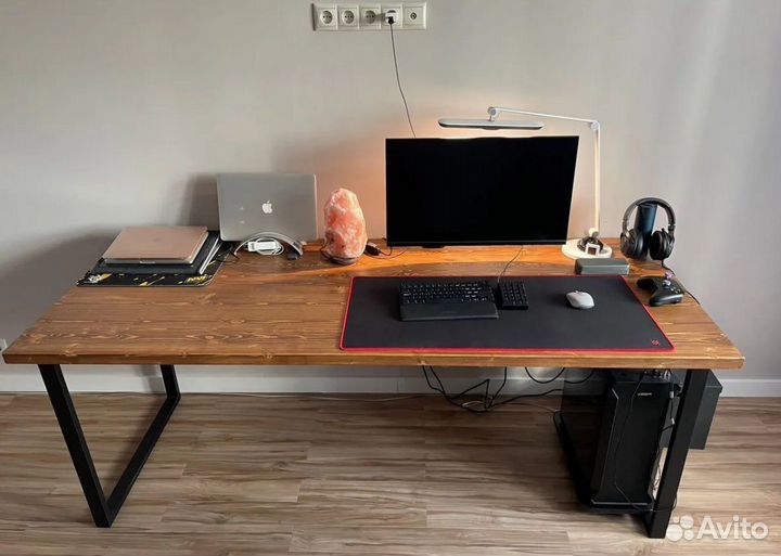 Рабочий стол со стеллажом