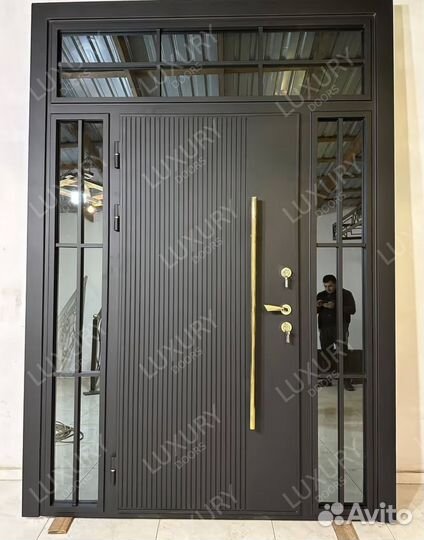 Уличная входная дверь с боковыми стеклами