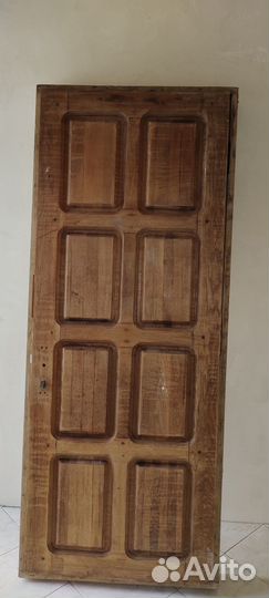 Крепкая сухая дубовая дверь