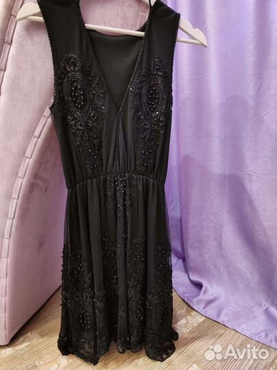 Чёрное платье с вышивкой