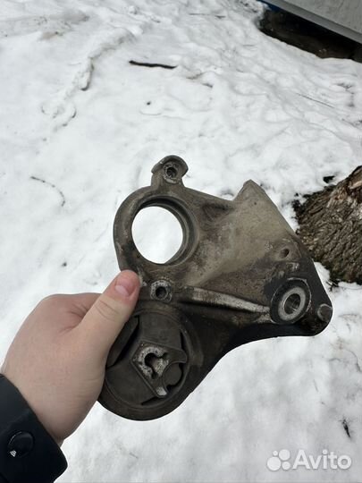 Нижняя опора двигателя ew10