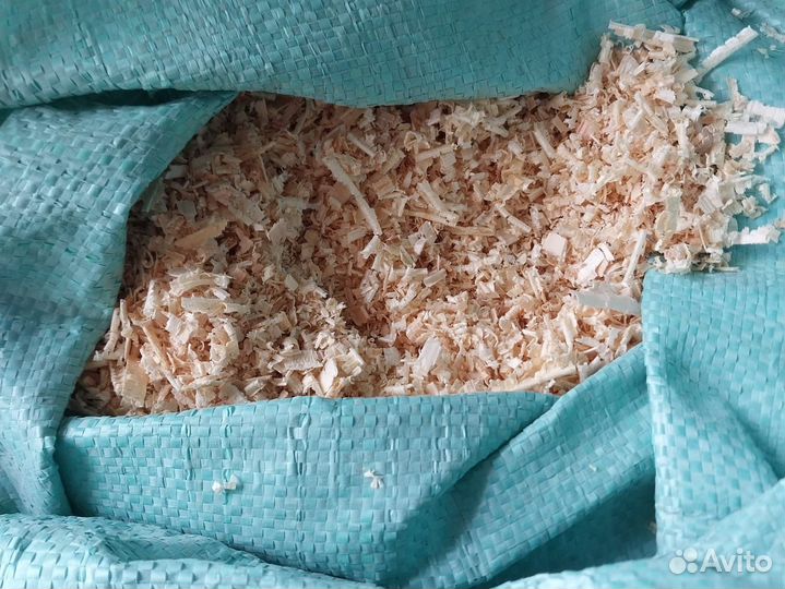 Сухие опилки в мешках