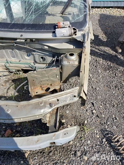 Передняя левая четверть Renault logan 1