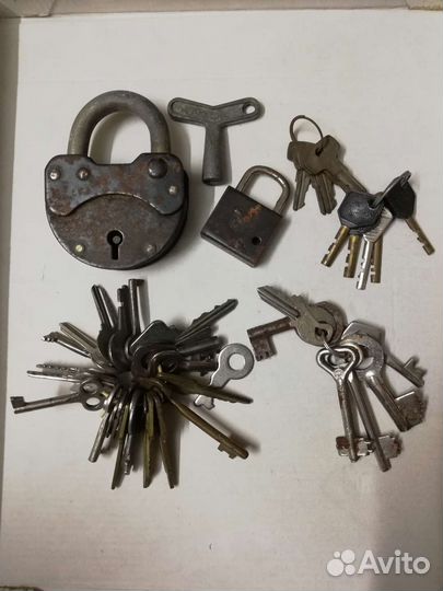 Амбарный замок и ключи