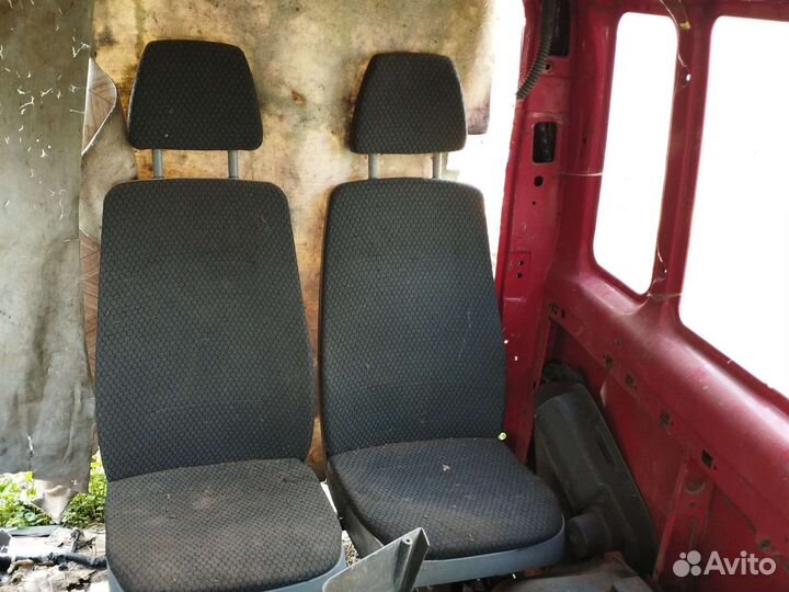 Сиденья с ремнями безопасности