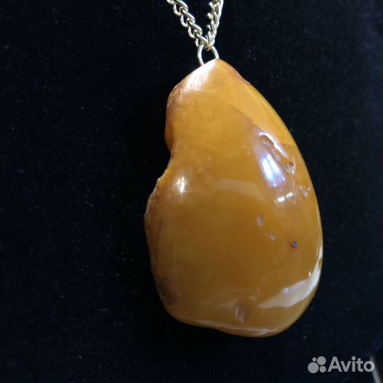 Крупный кулон из янтаря