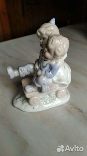 Фарфоровая статуэтка Дети на каталке