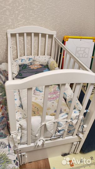 Детская кроватка с маятником и ящиком