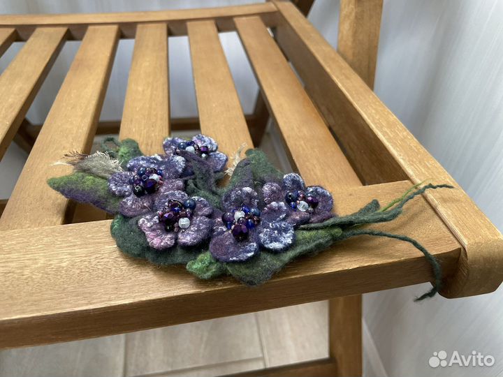 Валяная брошь «Ночное рандеву»