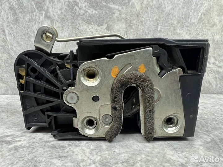 Замок двери передней левой Renault Sandero 2 2015