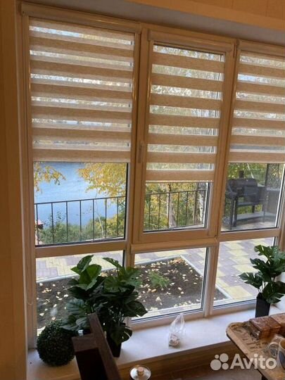 Рулонные шторы в коричневом коробе U2830