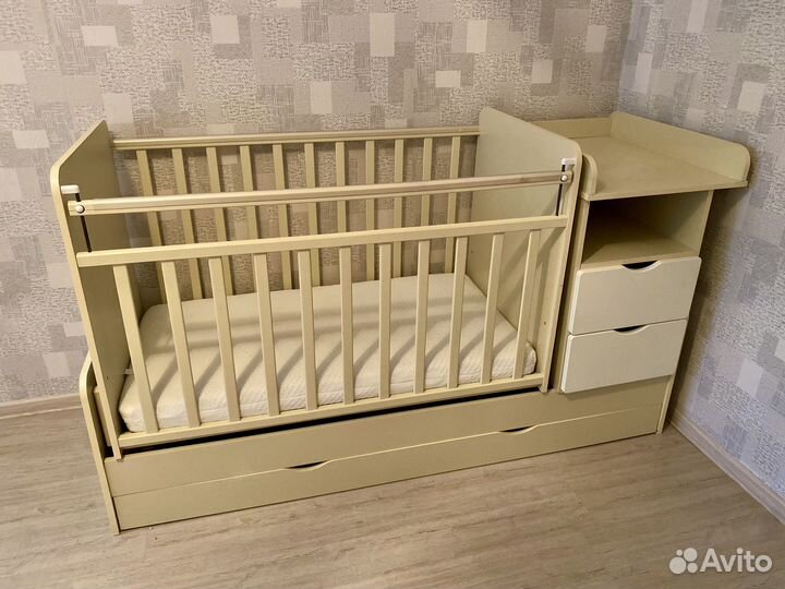 Детская кроватка с маятником