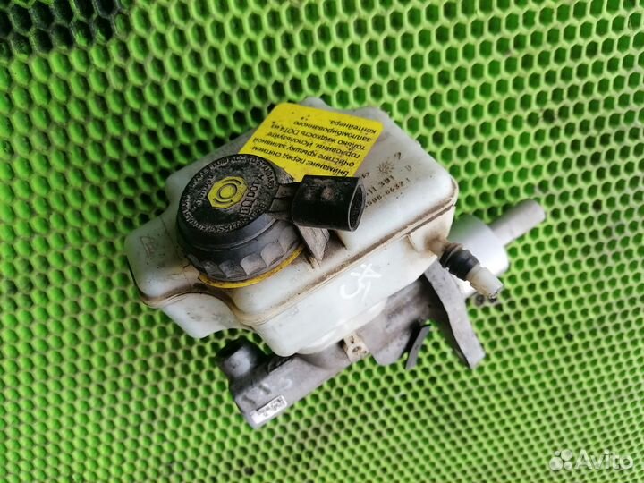 Бачок цилиндр тормозов на Skoda Octavia (A5)