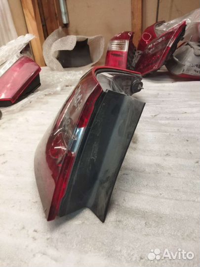 Фонарь левый наруж Mercedes E207 bs7113405c