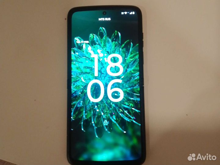 Продам смартфон-раскладушка Motorola razr 2022