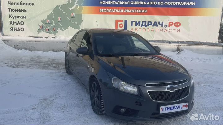 Обшивка двери передней левой Chevrolet Cruze 96957