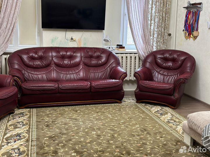 Кожаный диван и 2 кресла