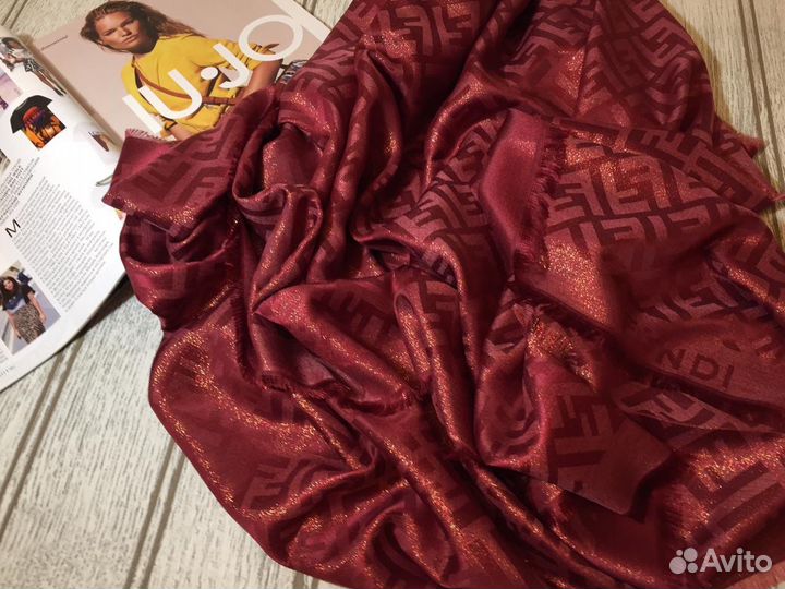 Платок 140*140 Fendi, с золотой нитью