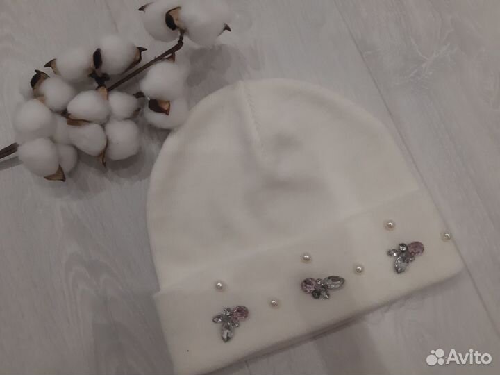 Шапка Ostin с отворотом и декором