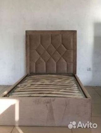 Кровать с молдингом
