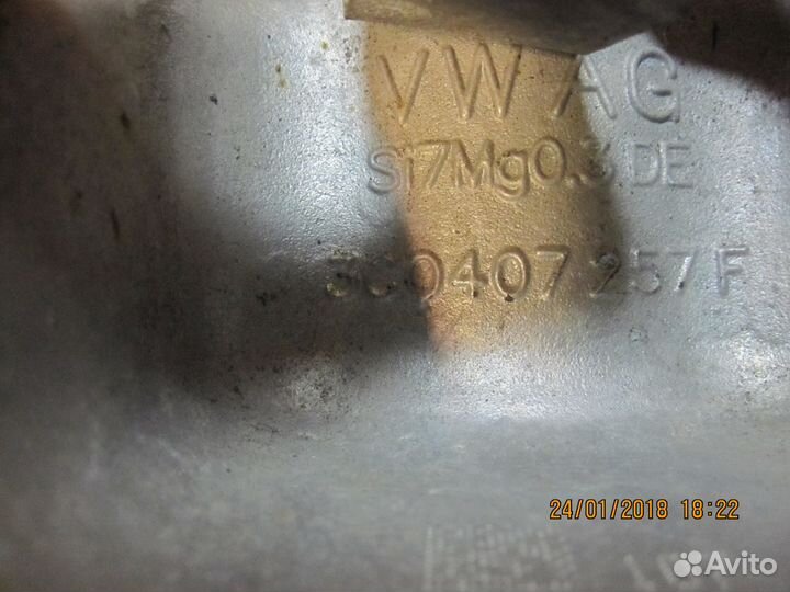 Поворотный кулак передний правый VW Passat B6