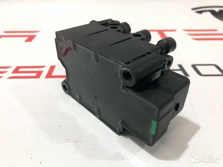 Блок клапанов пневмоподвески Tesla Model S рест