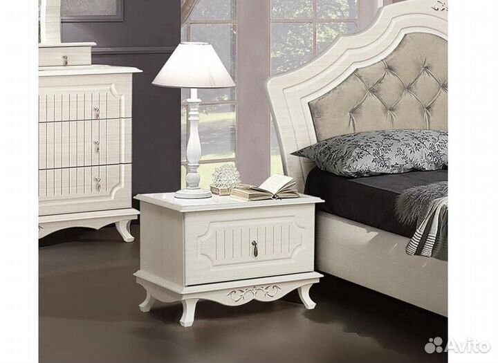 Тумба прикроватная новая в классическом стиле