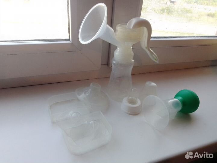 Молокоотсос две штуки и силиконовые насадки груди