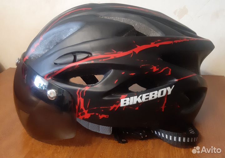 Шлем велосипедный с солнце-ветрозащитным визором