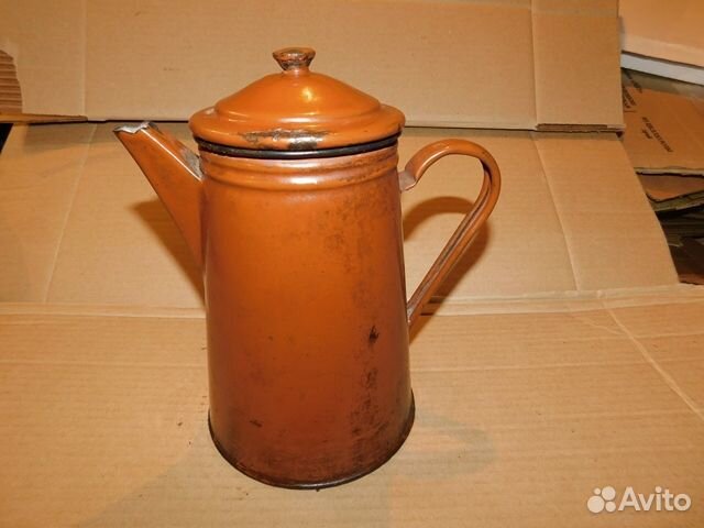 Антикварный, эмалированный кофейник СССР в интерье