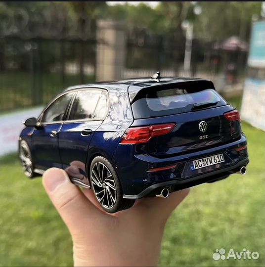 Машина 1:18 volkswagen
