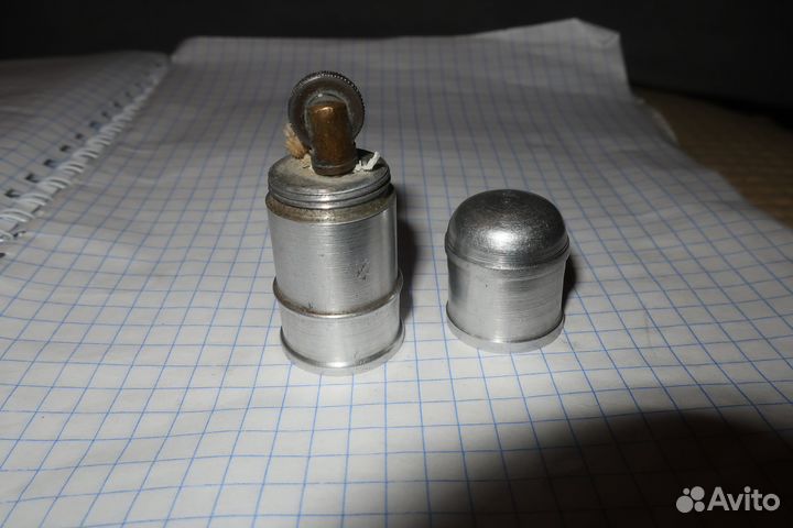 Старая бензиновая зажигалка