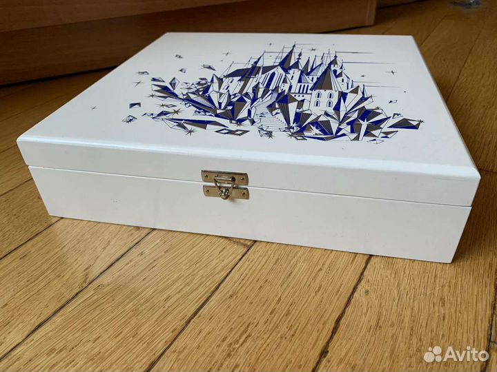 Белая деревянная коробка для хранения с защелкой