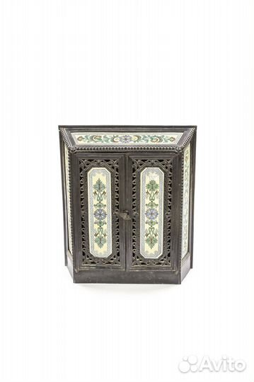 Пристенная печь в чугунном корпусе старинная