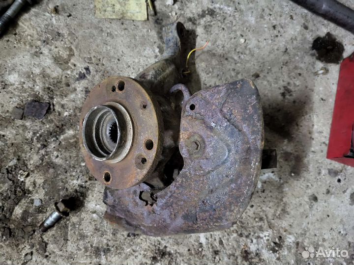 Поворотный кулак передний Cherry Amulet a15