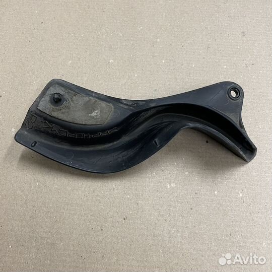 Накладка крышки багажника Toyota Yaris 2005-11 RH