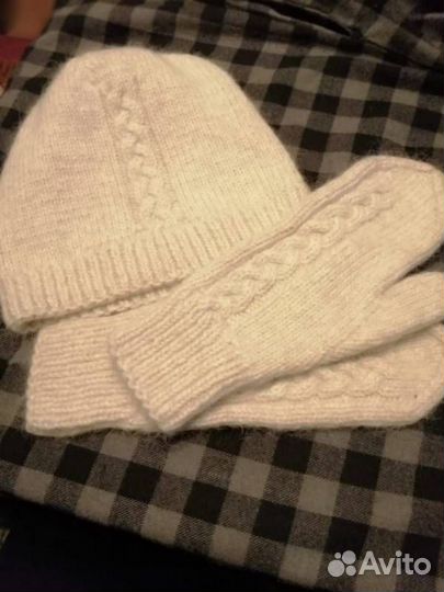 Комплект шапка и варежки Ручной работы