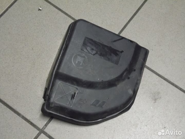 Крышка блока предохранителей Пежо 308