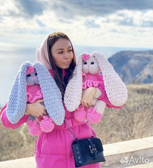 Вязаная игрушка плюшевая Зайка