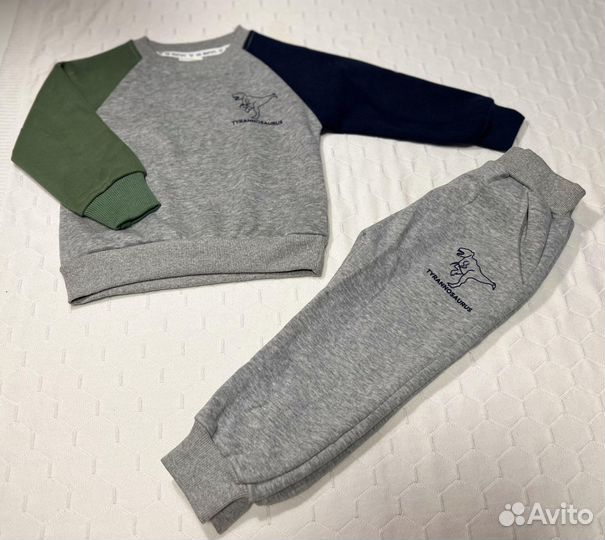 Спортивный костюм с динозавром