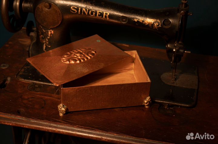 Старинная медная шкатулка