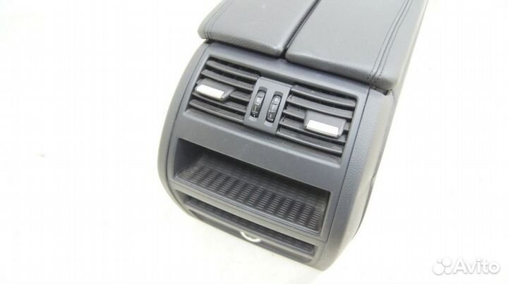 Подлокотник с центральной консолью (правый руль) B