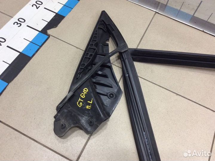 Уплотнитель стекла двери передний левый Bmw