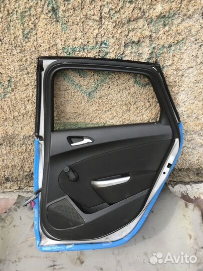 Дверь задняя правая Opel Astra J 5dr
