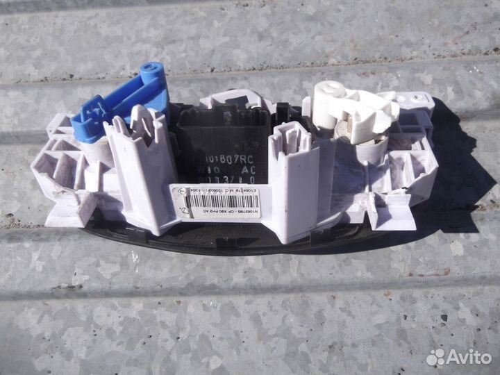 Блок управления отопителем Renault Sandero 09-14
