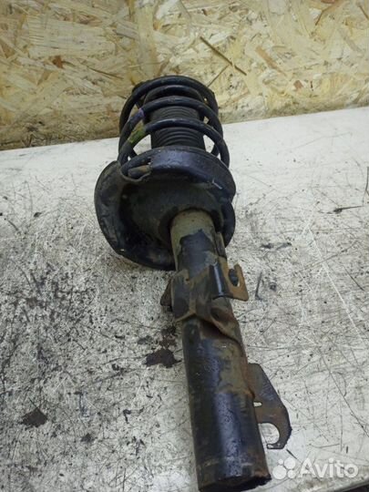 Стойка подвески передняя правая Mazda 3 хетчбэк