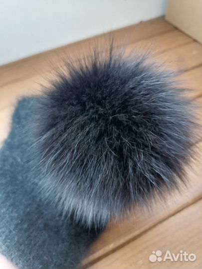 Шапка из ангоры с помпоном