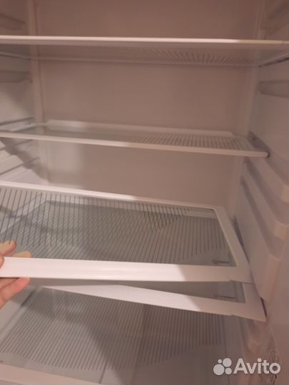 Холодильник Indesit под ремонт или на запчасти