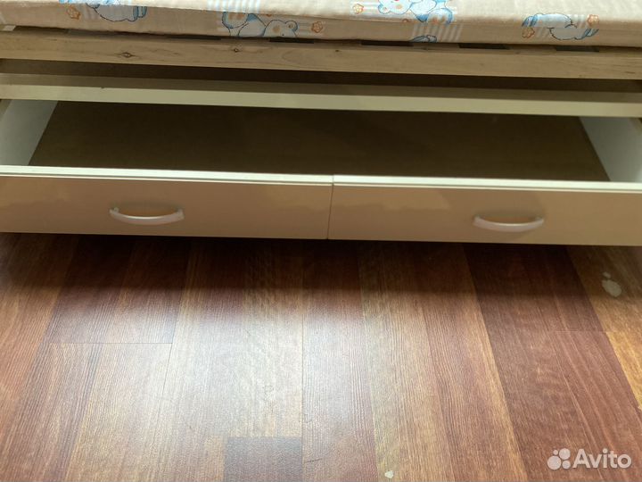 Детская кроватка с маятником и ящиком